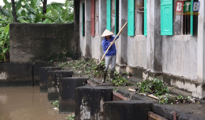 C&ocirc;ng nh&acirc;n trạm bơm An Quốc, x&atilde; Quốc Tuấn (Kiến Xương) trục vớt b&egrave;o bồng.