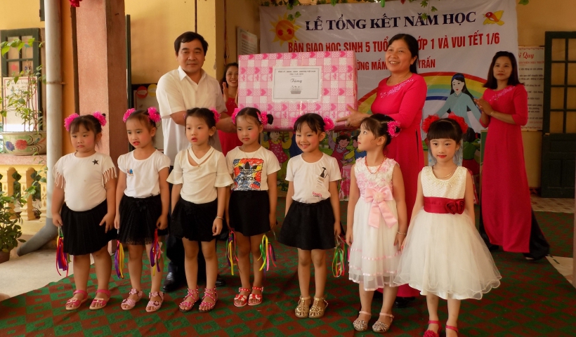 Đồng ch&iacute; Nguyễn Tiến Th&agrave;nh, Ủy vi&ecirc;n Ban Thường vụ, Trưởng ban D&acirc;n vận Tỉnh ủy tặng qu&agrave; cho c&aacute;c ch&aacute;u thiếu nhi Trường Mầm non Thị trấn Tiền Hải. Ảnh: Đặng Anh