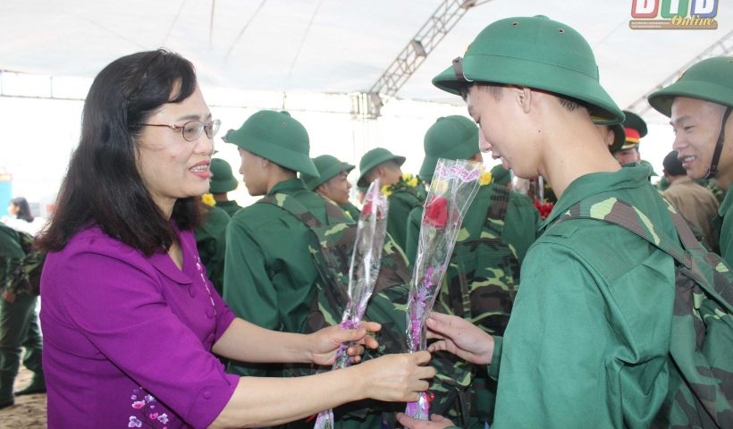 Đồng ch&iacute; Nguyễn Thị Lĩnh, Tỉnh ủy vi&ecirc;n, Ph&oacute; Chủ tịch UBND tỉnh  tặng hoa t&acirc;n binh. Ảnh: Thu Hiền