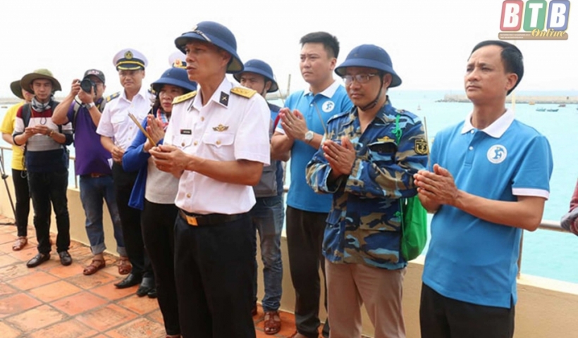 L&atilde;nh đạo Đo&agrave;n c&ocirc;ng t&aacute;c thắp hương tại di t&iacute;ch bia chủ quyền tr&ecirc;n đảo Đ&aacute; T&acirc;y A.