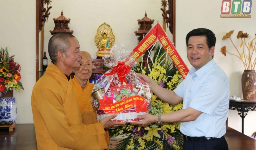 Đồng ch&iacute; Nguyễn Hồng Di&ecirc;n, Ủy vi&ecirc;n Trung ương Đảng, B&iacute; thư Tỉnh ủy, Chủ tịch UBND tỉnh tặng qu&agrave; Thượng tọa Th&iacute;ch Thanh H&ograve;a, Ủy vi&ecirc;n Hội đồng Trị sự Trung ương Gi&aacute;o hội Phật gi&aacute;o Việt Nam, Trưởng ban Trị sự Gi&aacute;o hội Phật gi&aacute;o Việt Nam tỉnh, trụ tr&igrave; ch