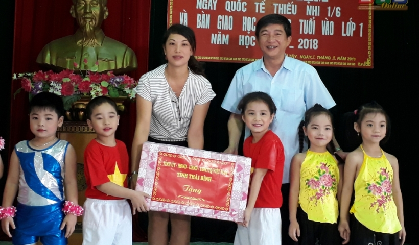 Đồng ch&iacute; H&agrave; C&ocirc;ng To&agrave;n, Ủy vi&ecirc;n Ban Thường vụ, Chủ nhiệm Ủy ban Kiểm tra Tỉnh ủy tặng qu&agrave; cho c&aacute;c ch&aacute;u thiếu ni&ecirc;n, nhi đồng x&atilde; Vũ T&acirc;y