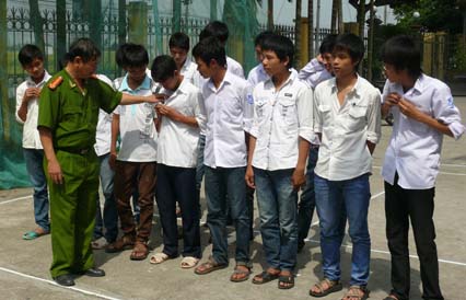 Một học sinh trường THPT B&aacute;n c&ocirc;ng bị 15 học sinh c&ugrave;ng trường
 cố &yacute; g&acirc;y thương t&iacute;ch phải đi cấp cứu
