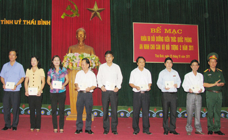 Bế mạc lớp bồi dưỡng kiến thức quốc ph&ograve;ng cho c&aacute;n bộ đối tượng 2