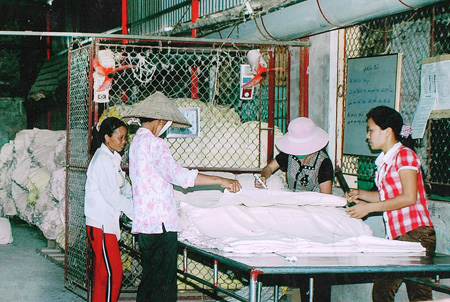 Du nhập, ph&aacute;t triển nghề dệt khăn - Cơ hội tho&aacute;t ngh&egrave;o của phụ nữ Độc Lập 