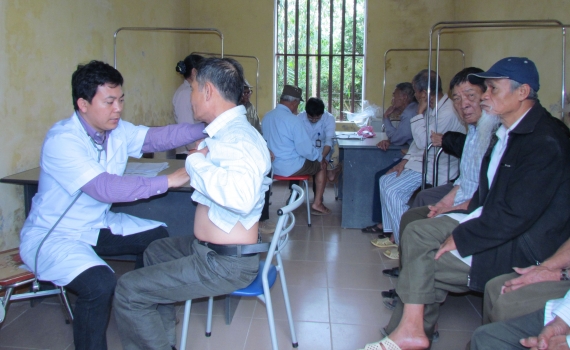 Hơn 100.000 người ngh&egrave;o được cấp thẻ bảo hiểm y tế