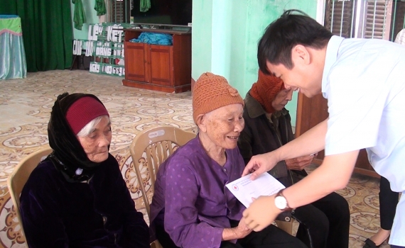 Huyện Tiền Hải tặng qu&agrave; cho người cao tuổi c&oacute; ho&agrave;n cảnh đặc biệt kh&oacute; khăn