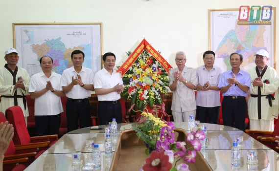 Các đồng chí lãnh đạo tỉnh thăm, chúc mừng người cao tuổi tại Câu lạc bộ Lê Quý Đôn và Ban đại diện Hội Người cao tuổi tỉnh