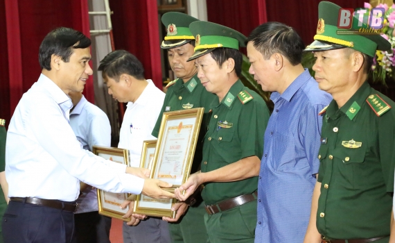 70 tập thể, c&aacute; nh&acirc;n được khen thưởng, tặng kỷ niệm chương trong thực hiện ng&agrave;y Bi&ecirc;n ph&ograve;ng to&agrave;n d&acirc;n giai đoạn 2009 - 2019