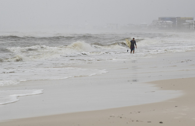 Bão mạnh tiếp tục gây mất điện cho hàng trăm nghìn nhà ở Mỹ - Ảnh 1.