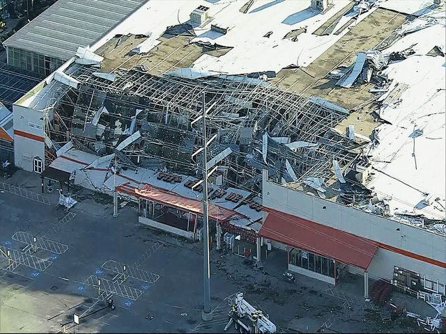 Bão mạnh tiếp tục gây mất điện cho hàng trăm nghìn nhà ở Mỹ - Ảnh 7.