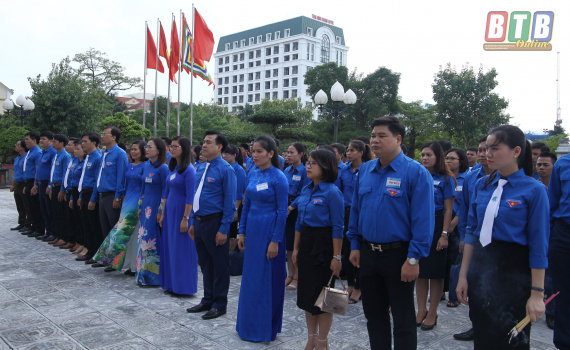 Đoàn đại biểu dự Đại hội đại biểu Hội Liên hiệp Thanh niên tỉnh Thái Bình lần thứ IV: Dâng hương tưởng niệm các anh hùng liệt sĩ