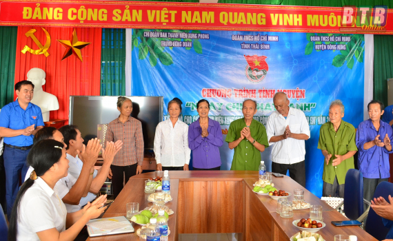 Tặng qu&agrave; cho cựu thanh ni&ecirc;n xung phong v&agrave; s&acirc;n chơi cho trẻ em tại x&atilde; Bạch Đằng