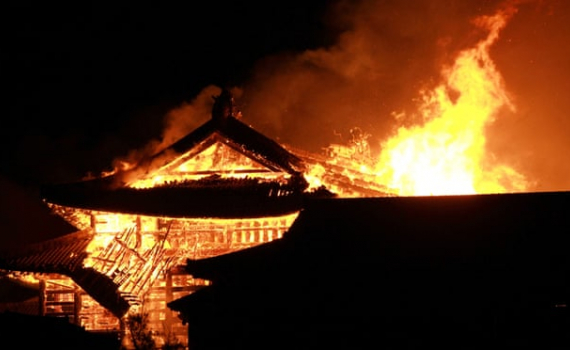 B&aacute;u vật quốc gia Nhật Bản ch&igrave;m trong biển lửa