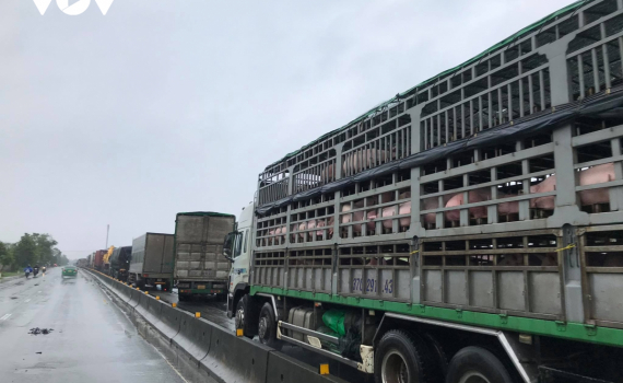 Đường ngập s&acirc;u, cả ng&agrave;n chiếc xe tải &ldquo;chết đứng&rdquo; tr&ecirc;n Quốc lộ 1A