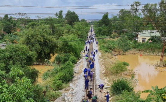 Đường sắt Bắc &ndash; Nam th&ocirc;ng tuyến, sẵn s&agrave;ng vận chuyển miễn ph&iacute; h&agrave;ng cứu trợ