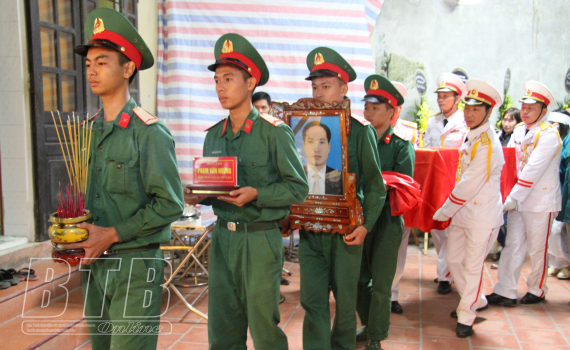 Quê hương đón anh về