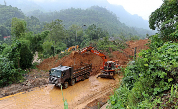 Mưa lớn g&acirc;y sạt lở, tắc đường nhiều nơi