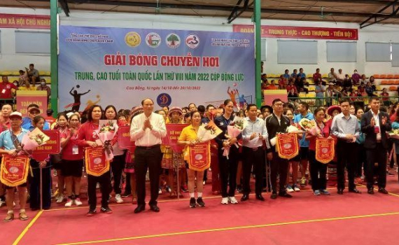 64 đội bóng dự giải bóng chuyền hơi trung, cao tuổi toàn quốc lần thứ 8