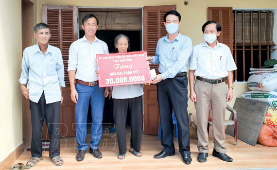 Chung tay chăm lo cho người ngh&egrave;o