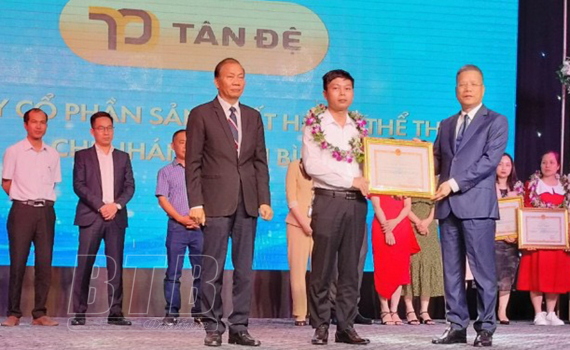 C&ocirc;ng ty T&acirc;n Đệ được t&ocirc;n vinh l&agrave; doanh nghiệp ti&ecirc;u biểu thực hiện ch&iacute;nh s&aacute;ch bảo hiểm x&atilde; hội, bảo hiểm y tế