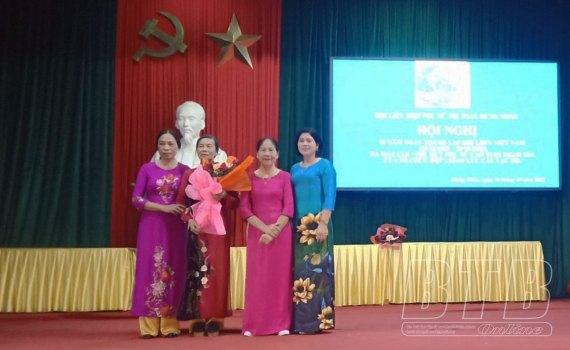 Hội Li&ecirc;n hiệp Phụ nữ huyện Hưng H&agrave;: Tổ chức trao qu&agrave; cho trẻ em ngh&egrave;o