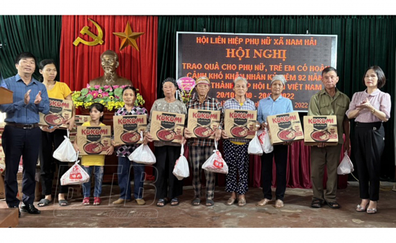 Trao 80 suất quà cho phụ nữ, trẻ em nghèo, khó khăn