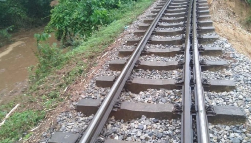 Mưa lớn k&eacute;o d&agrave;i, đường sắt Bắc Nam bị sạt lở, ngập lụt nhiều đoạn