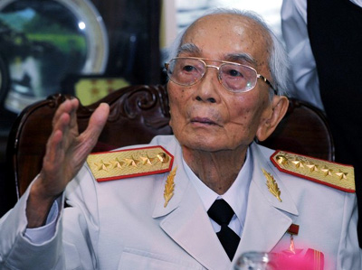 Thăm v&agrave; ch&uacute;c thọ Thầy gi&aacute;o - Đại tướng V&otilde; Nguy&ecirc;n Gi&aacute;p nh&acirc;n ng&agrave;y 20-11