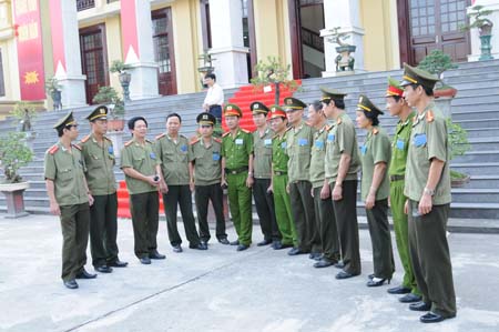 Thực hiện cuộc vận động "Học tập v&agrave; l&agrave;m theo tấm gương đạo đức Hồ Ch&iacute; Minh"