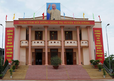 Đẩy mạnh việc kiện to&agrave;n tổ chức, n&acirc;ng cao chất lượng hoạt động của c&aacute;c Trung t&acirc;m bồi dưỡng ch&iacute;nh trị huyện, th&agrave;nh phố