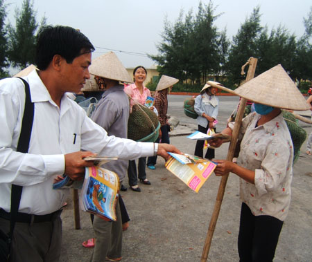 Chiến dịch "Tuy&ecirc;n truyền vận động lồng gh&eacute;p dịch vụ SKSS/KHHGĐ đến v&ugrave;ng kh&oacute; khăn"  tạo đ&agrave; cho c&ocirc;ng t&aacute;c d&acirc;n số