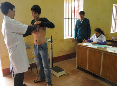 Đ&ocirc;ng Hưng tổ chức kh&aacute;m sơ tuyển gọi c&ocirc;ng d&acirc;n nhập ngũ năm 2013