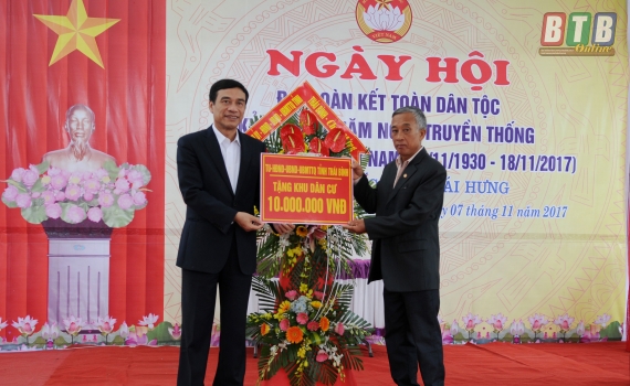 Đồng ch&iacute; Đặng Trọng Thăng, Ph&oacute; B&iacute; thư thường trực Tỉnh ủy, Chủ tịch HĐND tỉnh dự ng&agrave;y hội đại đo&agrave;n kết to&agrave;n d&acirc;n tộc th&ocirc;n Ph&uacute; Ốc