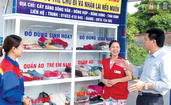 Tủ đồ từ thiện: Hạnh ph&uacute;c người cho, ấm l&ograve;ng người nhận
