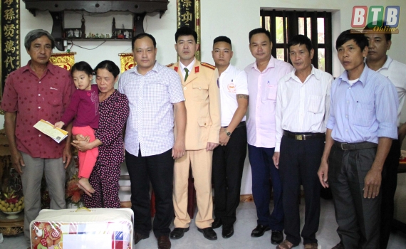 Trao 12 suất quà cho gia đình nạn nhân tử vong do tai nạn giao thông