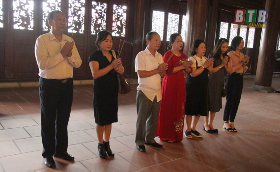 Ban Tổ chức chương tr&igrave;nh giao lưu "Tr&aacute;i tim nh&acirc;n &aacute;i&rdquo; lần thứ II d&acirc;ng hương tại Đền thờ Liệt sĩ tỉnh v&agrave; Tượng đ&agrave;i đồng ch&iacute; Nguyễn Đức Cảnh