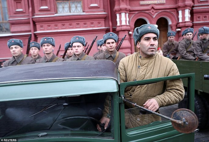 Clip: Tai hien cuoc duyet binh huyen thoai nam 1941 tai Quang truong Do hinh anh 13