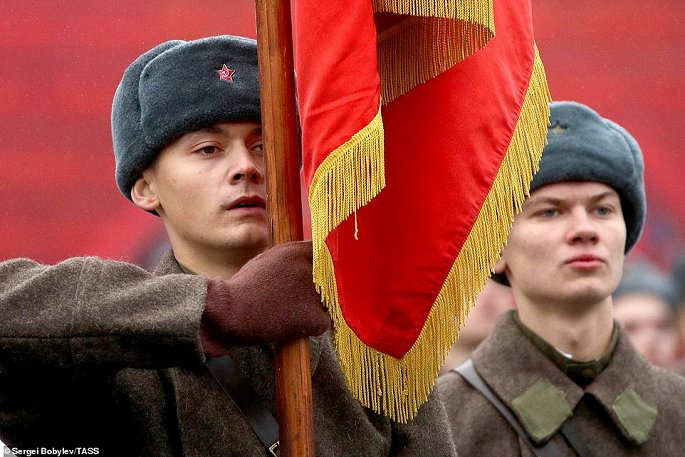 Clip: Tai hien cuoc duyet binh huyen thoai nam 1941 tai Quang truong Do hinh anh 11