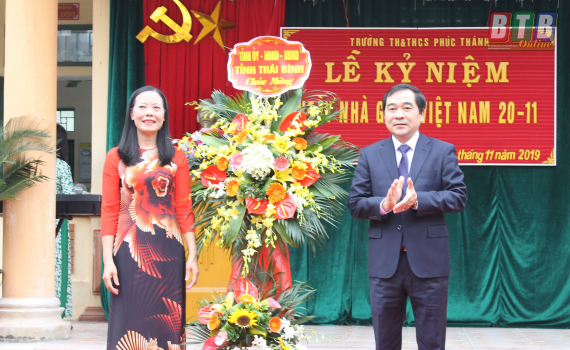 C&aacute;c đồng ch&iacute; l&atilde;nh đạo Tỉnh ủy, HĐND, UBND tỉnh thăm, ch&uacute;c mừng c&aacute;n bộ, gi&aacute;o vi&ecirc;n nh&acirc;n ng&agrave;y Nh&agrave; gi&aacute;o Việt Nam