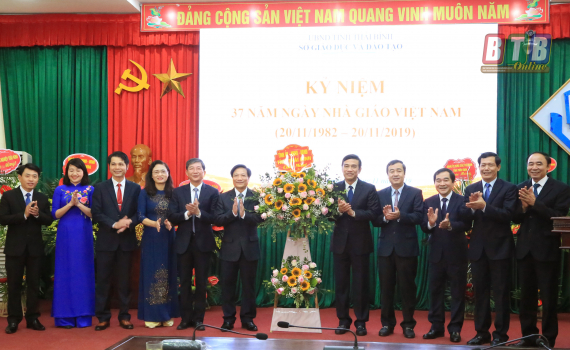 Đồng ch&iacute; Đặng Trọng Thăng, Ph&oacute; B&iacute; thư Tỉnh ủy, Chủ tịch UBND tỉnh thăm, ch&uacute;c mừng c&aacute;n bộ, gi&aacute;o vi&ecirc;n nh&acirc;n ng&agrave;y Nh&agrave; gi&aacute;o Việt Nam