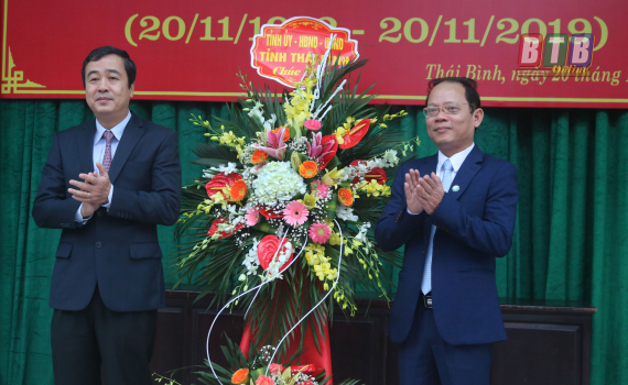 Đồng ch&iacute; Ph&oacute; B&iacute; thư thường trực Tỉnh ủy ch&uacute;c mừng ng&agrave;y Nh&agrave; gi&aacute;o Việt Nam (20/11)