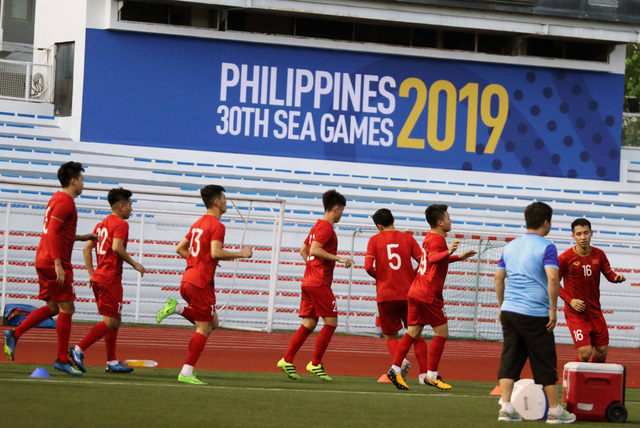 U22 Việt Nam tập làm quen sân Rizal Memorial - Ảnh 3.