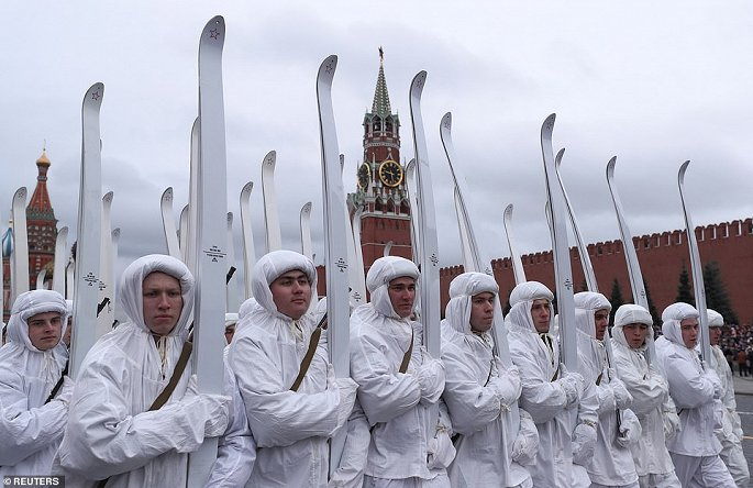 Clip: Tai hien cuoc duyet binh huyen thoai nam 1941 tai Quang truong Do hinh anh 2
