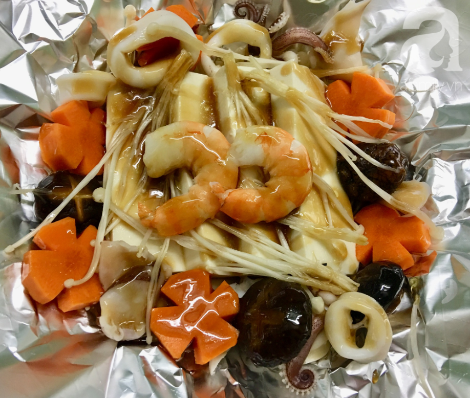 Cuối tuần đổi món cho cả nhà với đậu hũ hải sản hấp giấy bạc siêu lạ miệng - Ảnh 3.