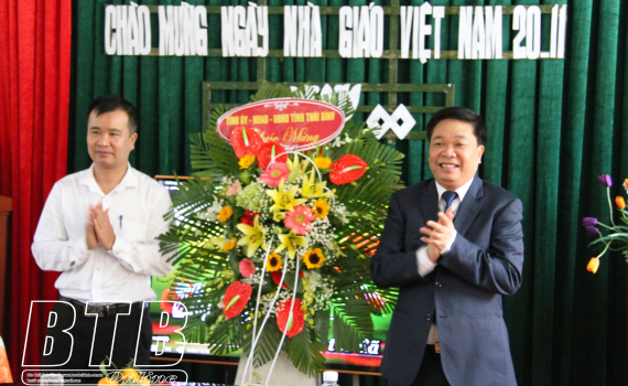 C&aacute;c đồng ch&iacute; l&atilde;nh đạo Tỉnh ủy, HĐND, UBND tỉnh; l&atilde;nh đạo c&aacute;c sở, ban, ng&agrave;nh thăm, ch&uacute;c mừng c&aacute;n bộ, gi&aacute;o vi&ecirc;n c&aacute;c trường học nh&acirc;n ng&agrave;y Nh&agrave; gi&aacute;o Việt Nam 