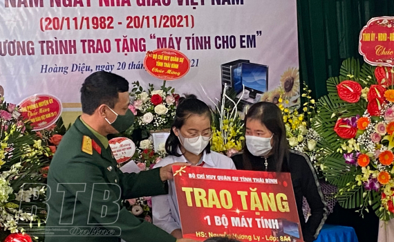 Bộ CHQS tỉnh tặng m&aacute;y t&iacute;nh cho học sinh c&oacute; ho&agrave;n cảnh kh&oacute; khăn