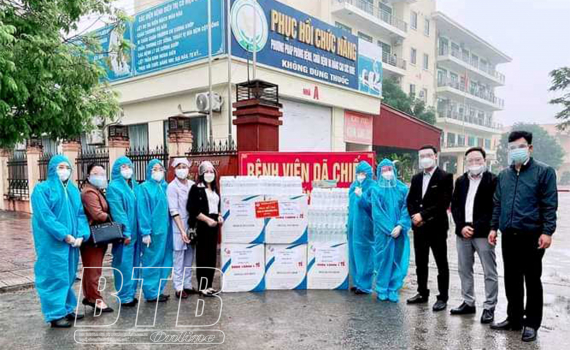 Hội Phụ nữ C&ocirc;ng an tỉnh tặng qu&agrave; bệnh nh&acirc;n đang điều trị Covid-19