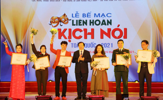 Trao 16 huy chương cho vở diễn xuất sắc tại Li&ecirc;n hoan kịch n&oacute;i to&agrave;n quốc