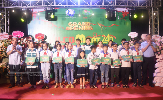 Trao hơn 500 triệu đồng tiền qu&agrave; v&agrave; học bổng cho học sinh c&oacute; ho&agrave;n cảnh kh&oacute; khăn huyện Tiền Hải      